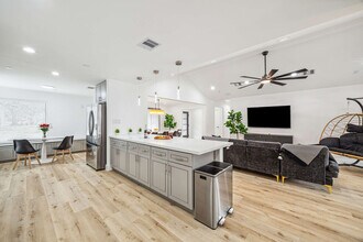 5631 Cerritos Dr in Houston, TX - Building Photo - Building Photo