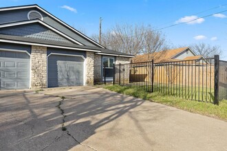 702 Peterson St in Round Rock, TX - Foto de edificio - Building Photo