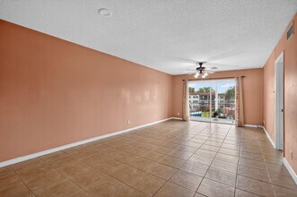 9410 N Hollybrook Lake Dr in Pembroke Pines, FL - Building Photo - Building Photo