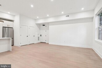 30 W Allens Ln, Unit 110 in Philadelphia, PA - Foto de edificio - Building Photo