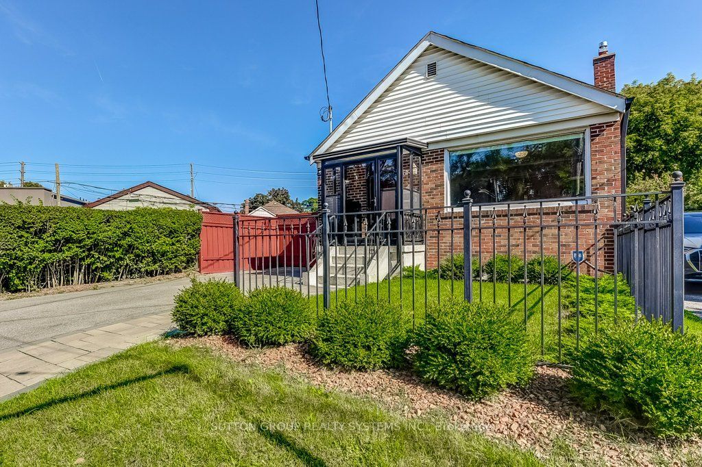 61 Danforth Rd in Toronto, ON - Building Photo