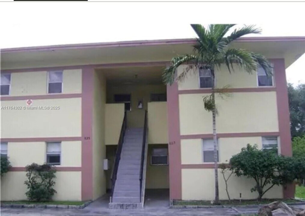 825 SW 10th St, Unit D in Hallandale Beach, FL - Building Photo
