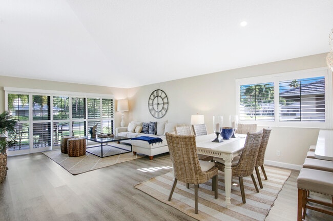 704 Club Dr in Palm Beach Gardens, FL - Building Photo - Building Photo