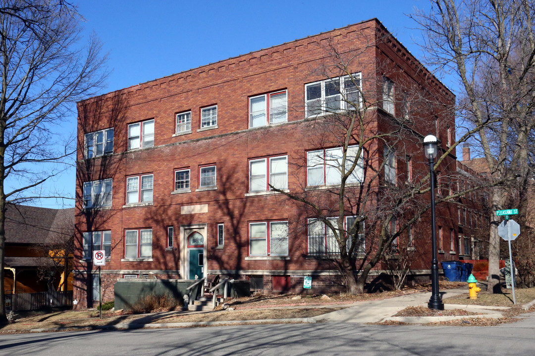 1801 Pleasant St in Des Moines, IA - Foto de edificio