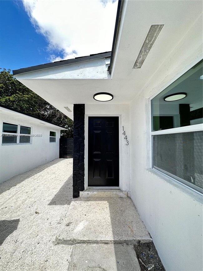 1443 NW 34th St in Miami, FL - Building Photo - Building Photo