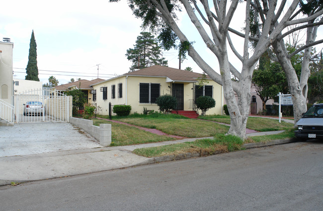 1329 E Garfield Ave in Glendale, CA - Foto de edificio - Building Photo