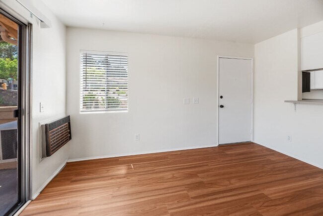 215 Woodland Pky in San Marcos, CA - Foto de edificio - Building Photo