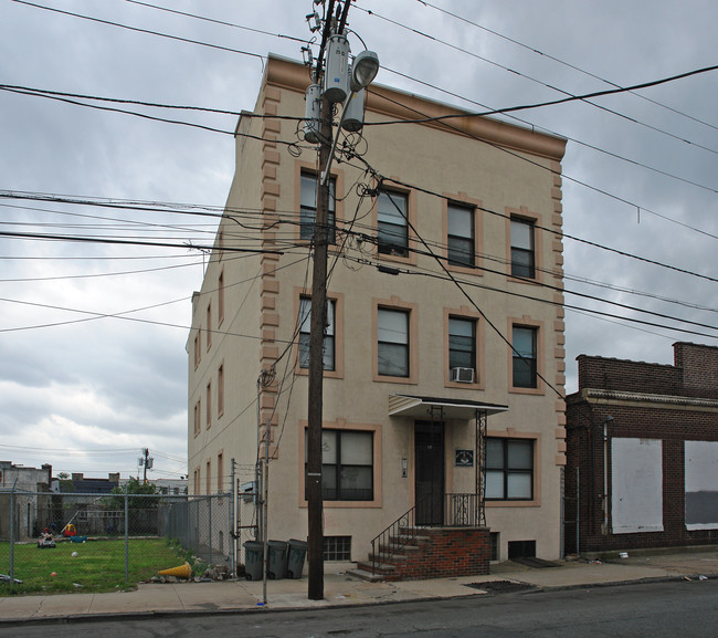 179 Emmett St in Newark, NJ - Foto de edificio - Building Photo