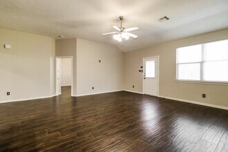 5107 Light Bluff Ct in Spring, TX - Foto de edificio - Building Photo