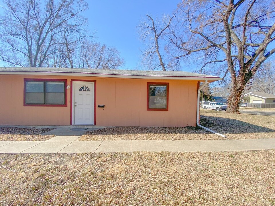 1313 Yuma St in Manhattan, KS - Foto de edificio