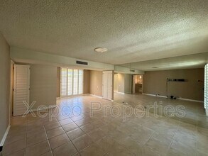 221 W Stevens Rd in Palm Springs, CA - Foto de edificio - Building Photo