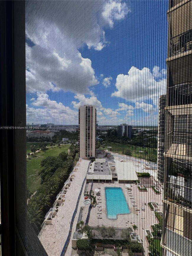 20379 W Country Club Dr in Aventura, FL - Building Photo - Building Photo