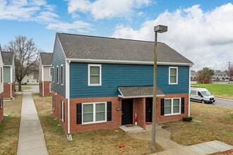 Peaceful Village Apartments in Chesapeake, VA - Foto de edificio - Building Photo