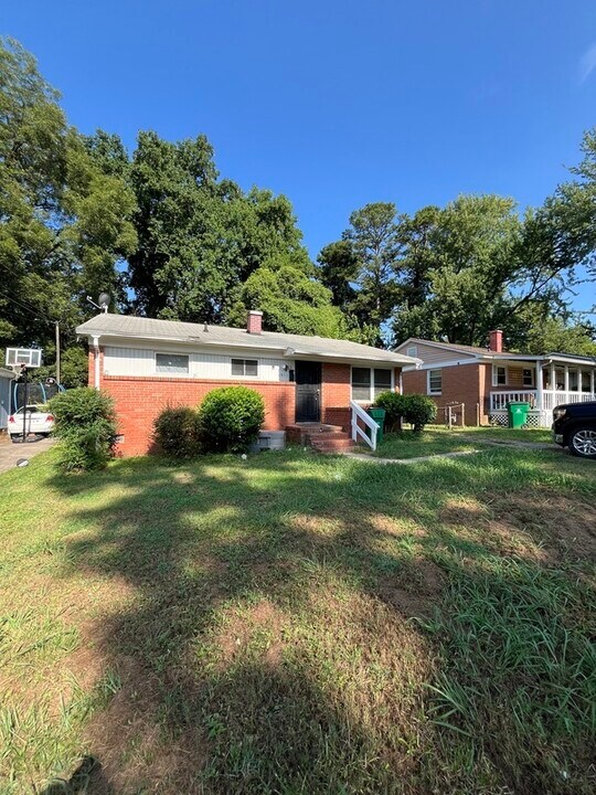 1911 Irma St in Charlotte, NC - Building Photo