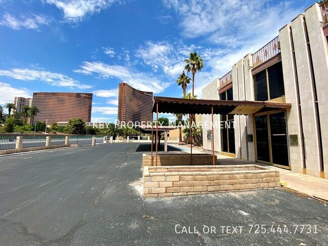 Desert Inn Villas in Las Vegas, NV - Building Photo - Building Photo