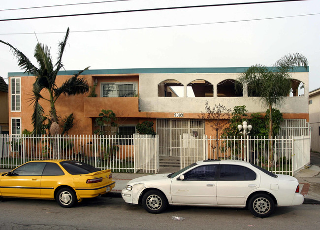 9009 Langdon Ave in North Hills, CA - Foto de edificio - Building Photo