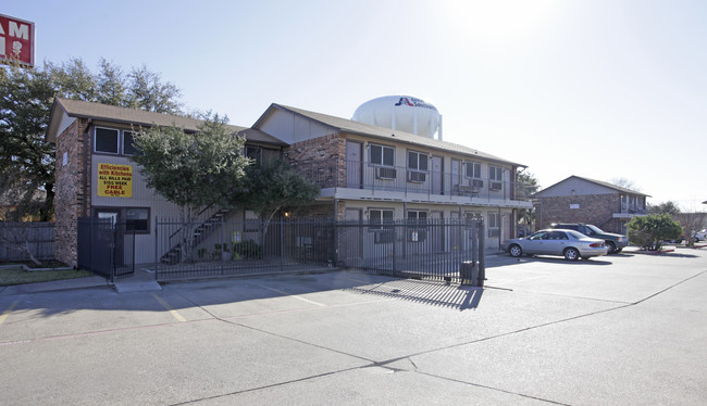 Midway Inn Apartments in Arlington, TX - Foto de edificio - Building Photo