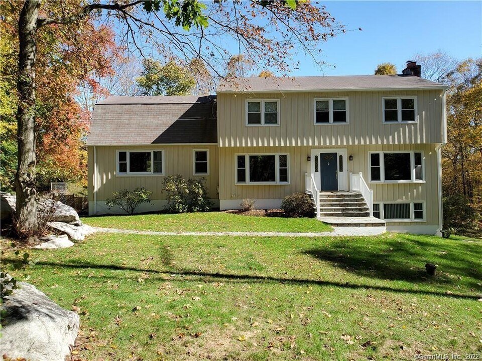 208 Guinea Rd in Stamford, CT - Building Photo