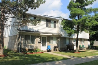 San Dee Townhomes in Taylor, MI - Building Photo - Building Photo