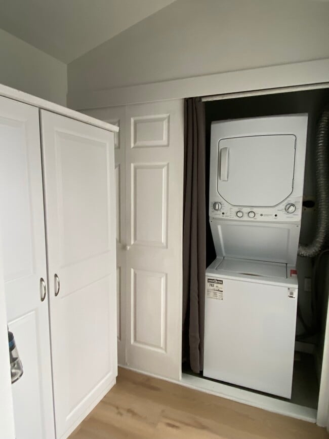 3327 Richmond Rd in Victoria, BC - Building Photo - Building Photo