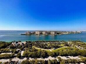 400 South Pointe Dr in Miami Beach, FL - Building Photo - Building Photo