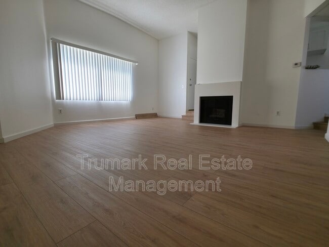14605 Burbank Blvd in Los Angeles, CA - Building Photo - Building Photo