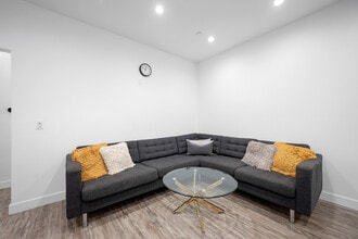 13313 Wixom St in North Hollywood, CA - Foto de edificio - Building Photo