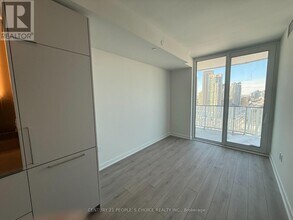 1 Fairview Rd E in Mississauga, ON - Building Photo - Building Photo