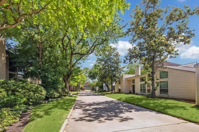 7703 Bobbitt Ln in Houston, TX - Building Photo - Building Photo