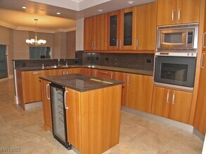 2747 Paradise Rd in Las Vegas, NV - Building Photo - Building Photo