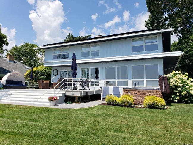 11 Beach Rd in Jamesport, NY - Foto de edificio - Building Photo