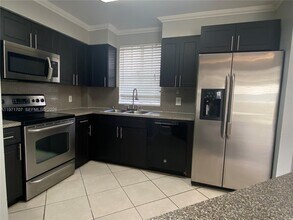 6155 NW 186th St in Hialeah, FL - Foto de edificio - Building Photo