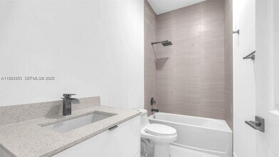 15455 SW 232nd St in Miami, FL - Foto de edificio - Building Photo