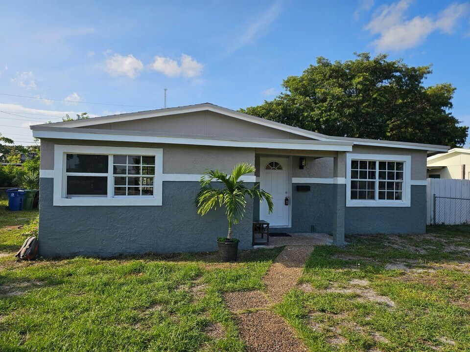 2571 NW 18th Ct in Fort Lauderdale, FL - Building Photo