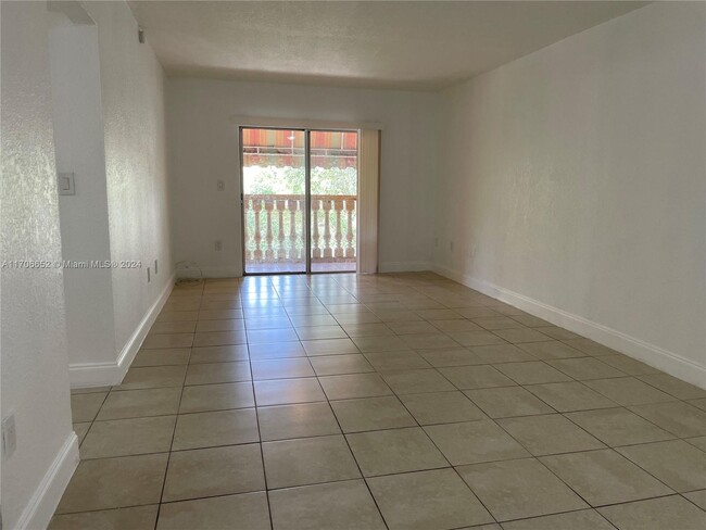 525 W 69th St in Hialeah, FL - Building Photo - Building Photo