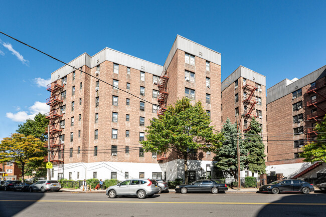 The Hilltop House in Elmhurst, NY - Foto de edificio - Building Photo