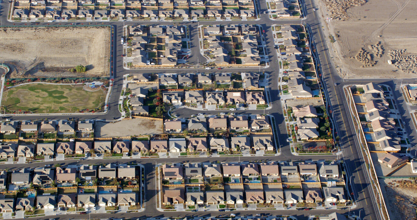 Hidden Oaks in Hanford, CA - Building Photo