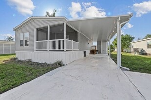 1747 Beverly Dr in Naples, FL - Building Photo