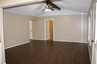 1907 Adams St in Alvin, TX - Building Photo - Building Photo
