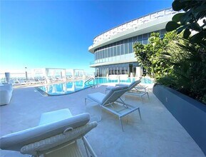 1000 Brickell Plz, Unit 4415 in Miami, FL - Building Photo - Building Photo