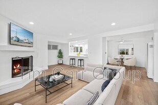 526 Irvine Ave in Newport Beach, CA - Building Photo