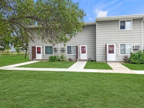 Holiday Village in Devils Lake, ND - Foto de edificio - Building Photo