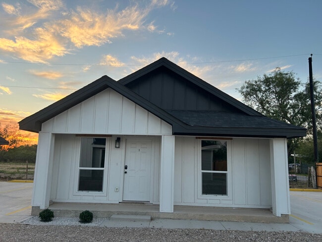 229 Dub Dr in Eagle Pass, TX - Foto de edificio - Building Photo