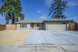 746 Bonnie Ave in Rohnert Park, CA - Building Photo