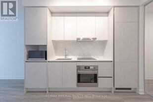 180 Front St E in Toronto, ON - Building Photo