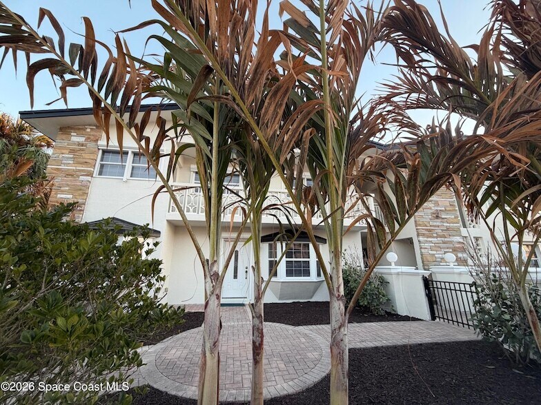 154 Crescent Beach Dr in Cocoa Beach, FL - Foto de edificio