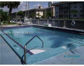 3551 NE 169th St in North Miami Beach, FL - Building Photo - Building Photo