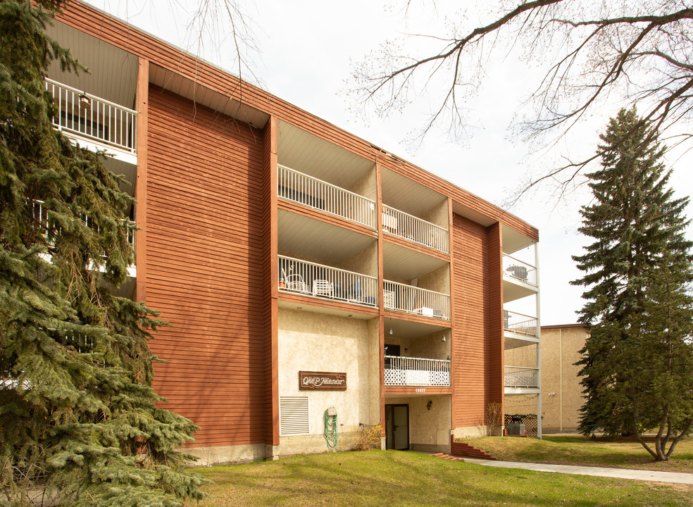 QMP Manor in Edmonton, AB - Building Photo