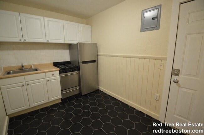 303 Hancock St, Unit 2 in Boston, MA - Foto de edificio - Building Photo