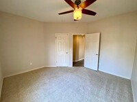 5502 White Pine Way in Bakersfield, CA - Foto de edificio - Building Photo